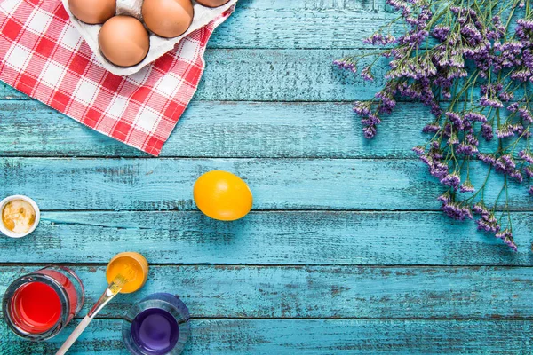Яйца для окраски и кисти — стоковое фото
