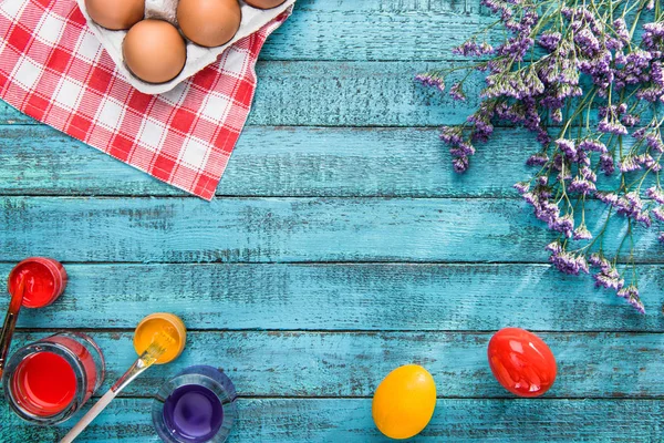 Huevos y pinturas de colores - foto de stock