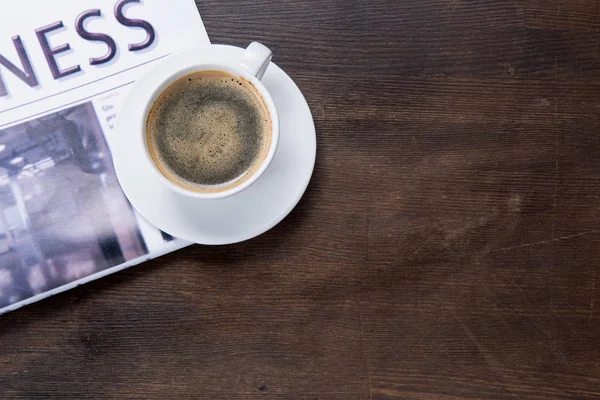 Kaffeetasse und Zeitung — Stockfoto