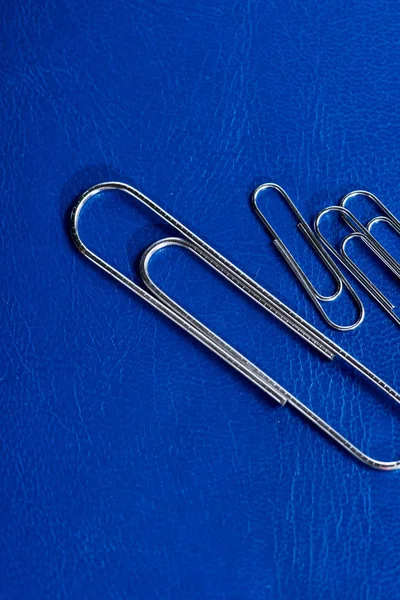 Clips de oficina en la mesa - foto de stock
