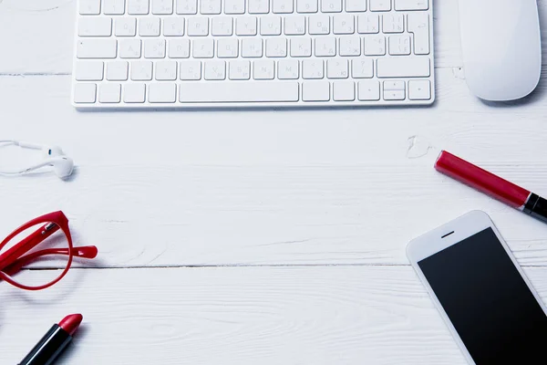 Schönheitsmittel und Tastatur auf dem Tisch — Stockfoto