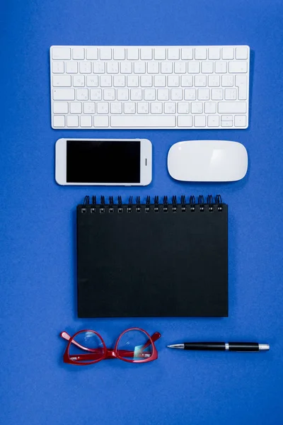 Fournitures de bureau sur table — Photo de stock