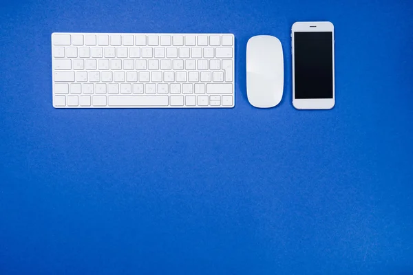 Digital smartphone and keyboard — Stock Photo