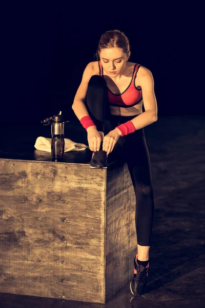 Mujer atlética en ropa deportiva - foto de stock