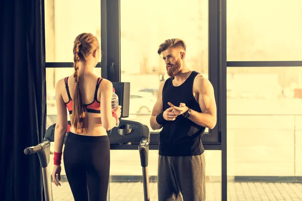 Treinamento de desportistas com esteira — Fotografia de Stock