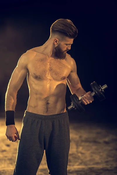 Entraînement sportif avec haltère — Photo de stock