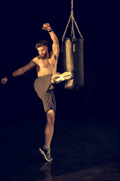 Спортсмен с боксерской грушей — стоковое фото