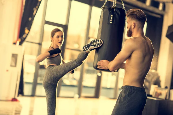 Deportista con saco de boxeo - foto de stock