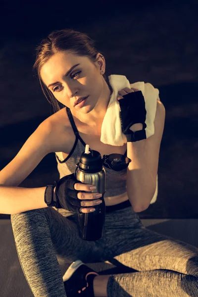 Tired sportswoman resting — Stock Photo
