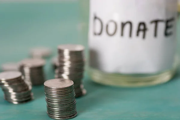 Frasco de vidrio para donar con monedas - foto de stock