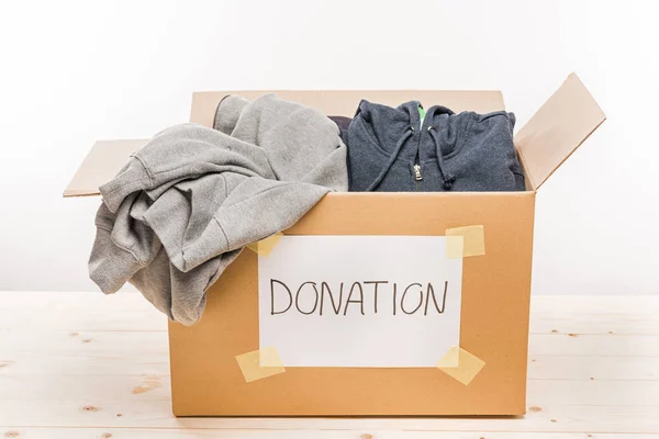 Caja con ropa de donación - foto de stock