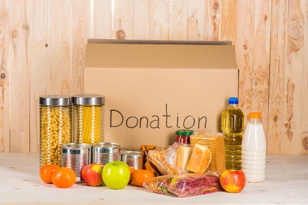 Diferentes alimentos de donación - foto de stock