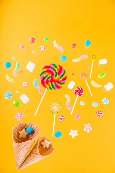Conos de gofre y dulces — Stock Photo