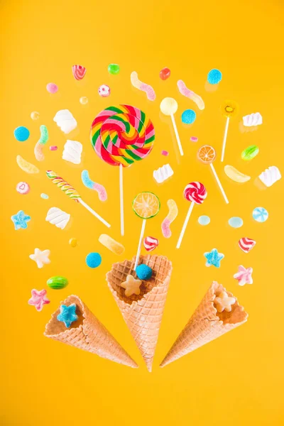 Cones de waffle e doces — Fotografia de Stock