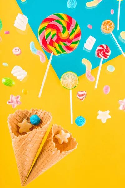 Cones de waffle e doces — Fotografia de Stock