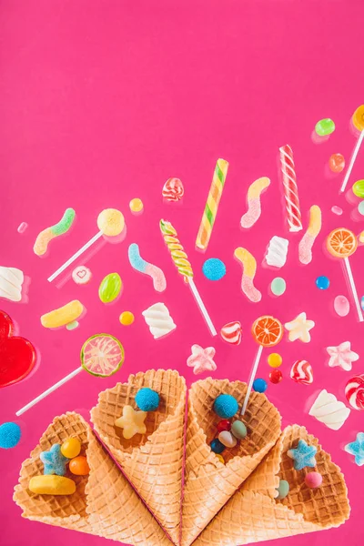 Cones de waffle e doces — Fotografia de Stock