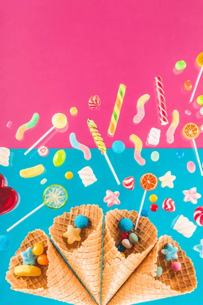 Cones de waffle e doces — Fotografia de Stock