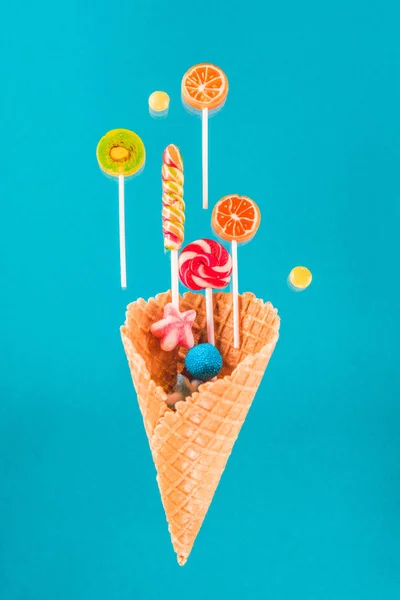 Cône de gaufre et bonbons — Photo de stock