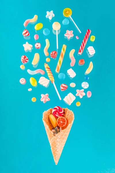 Вафельний конус і цукерки — стокове фото