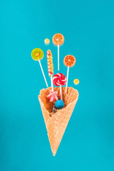 Cône de gaufre et bonbons — Photo de stock