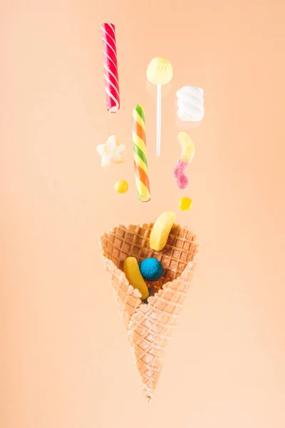 Cône de gaufre et bonbons — Photo de stock