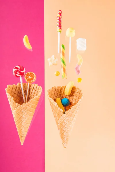 Cones de waffle e doces — Fotografia de Stock