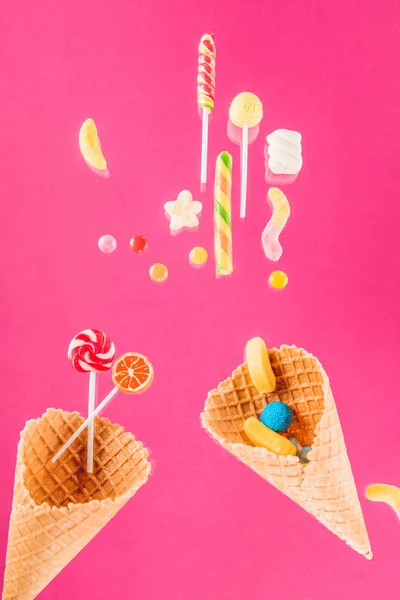 Cônes de gaufre et bonbons — Photo de stock