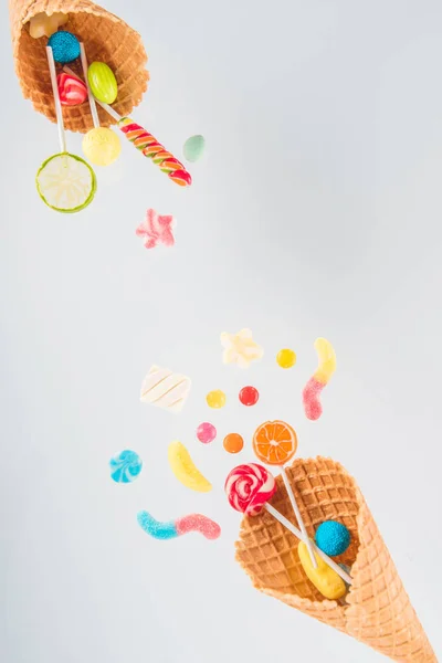 Cônes de gaufre et bonbons — Photo de stock