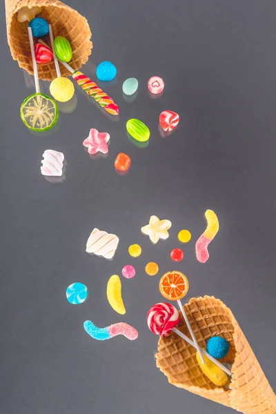 Cones de waffle e doces — Fotografia de Stock