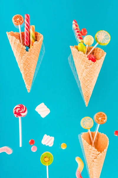 Cones de waffle e doces — Fotografia de Stock