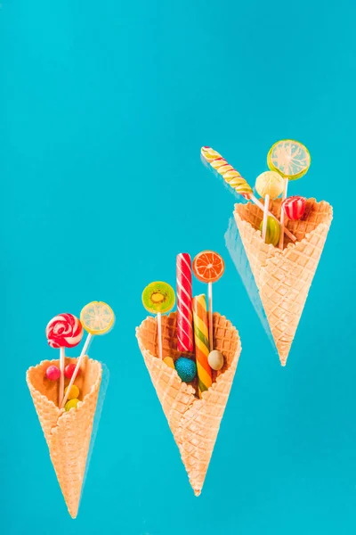 Cônes de gaufre et bonbons — Photo de stock