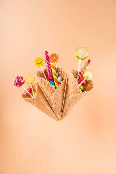 Cônes de gaufre et bonbons — Photo de stock