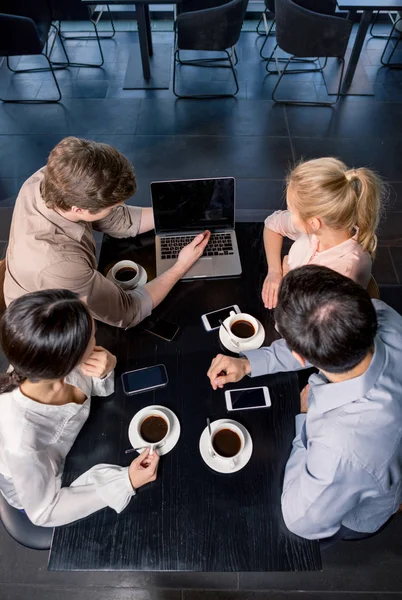 Geschäftsteam trifft sich — Stockfoto