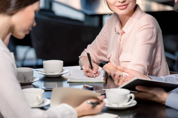 Pessoas em reunião de negócios em café — Fotografia de Stock