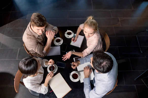 Persone in riunione d'affari in caffè — Foto stock