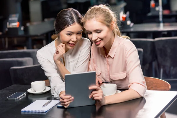 Femmes utilisant une tablette numérique — Photo de stock