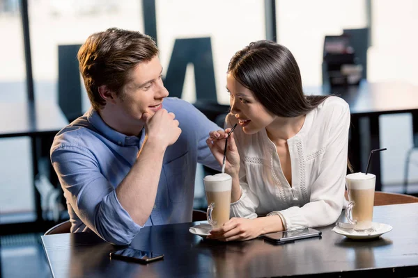 Verliebtes Paar in Restaurant — Stockfoto