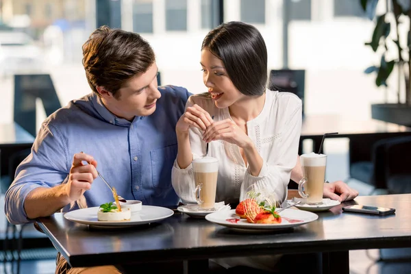 Verliebtes Paar in Restaurant — Stockfoto