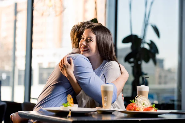 Pareja enamorada en restaurante - foto de stock