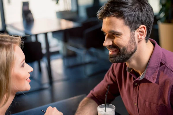 Pareja enamorada en coffee break - foto de stock