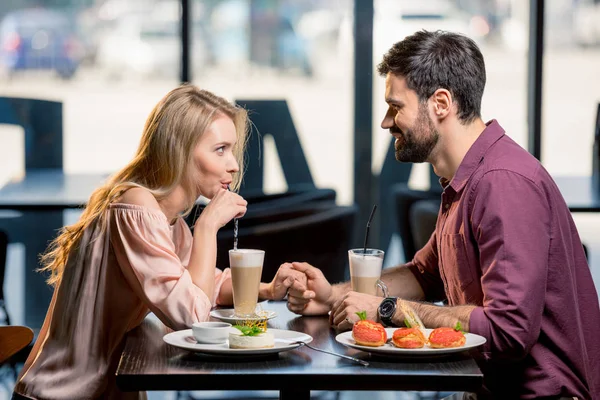 Pareja enamorada almorzando - foto de stock