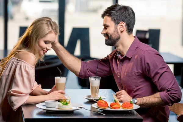 Verliebtes Paar beim Mittagessen — Stockfoto