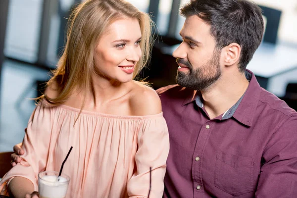 Pareja enamorada en coffee break - foto de stock