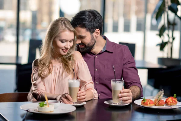 Pareja enamorada en coffee break - foto de stock