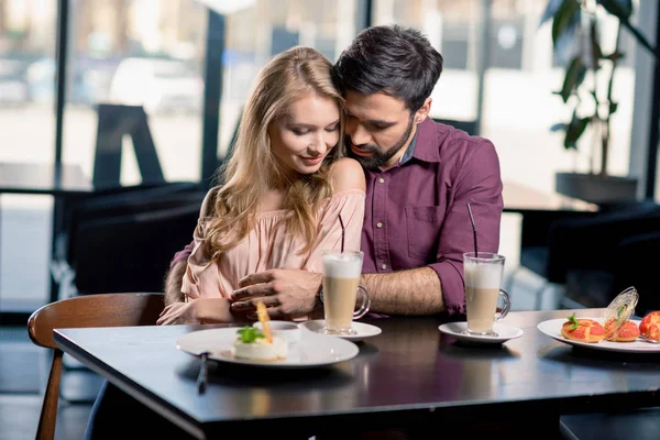 Pareja enamorada en coffee break - foto de stock