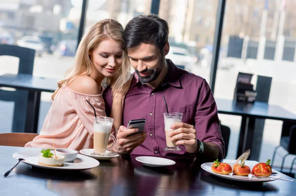 Casal apaixonado no coffee break — Fotografia de Stock