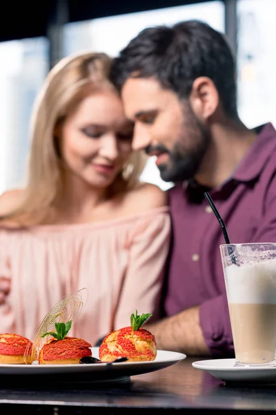 Pareja enamorada en coffee break - foto de stock