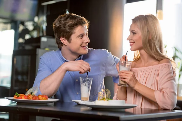 Verliebtes Paar beim Mittagessen — Stockfoto