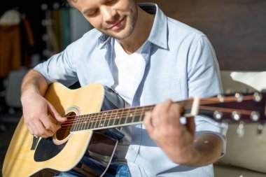 Gitar çalan genç adam