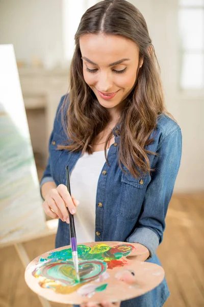 Woman artist painting picture — Stock Photo, Image